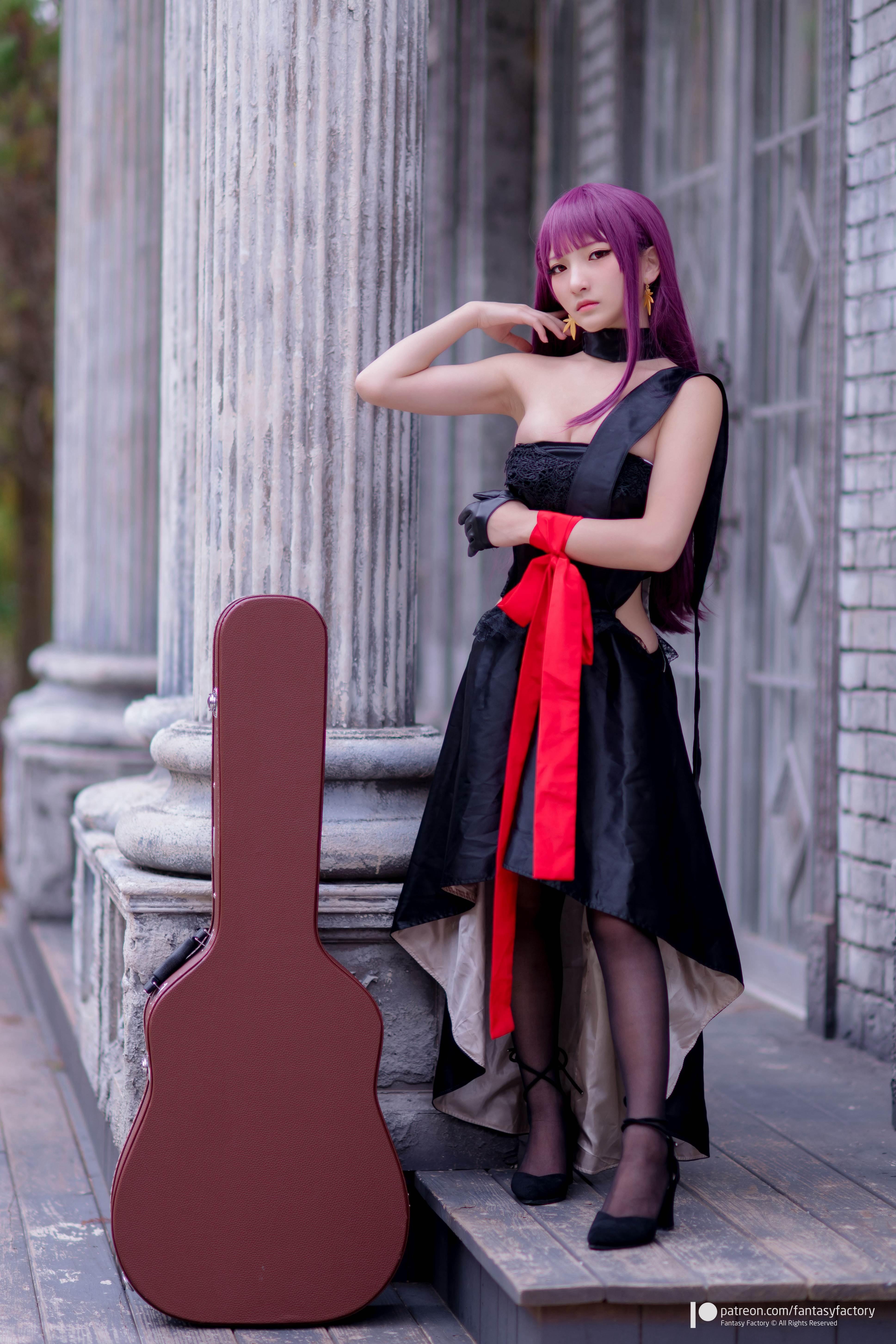 旋转楼梯与室内床上光线勾勒修长美腿与翘臀曲线